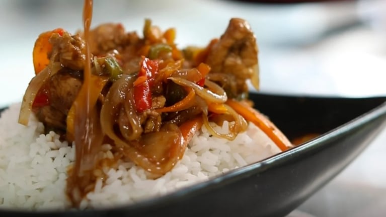 Wok de pollo con arroz: la receta ideal para un resultado que todos elogian