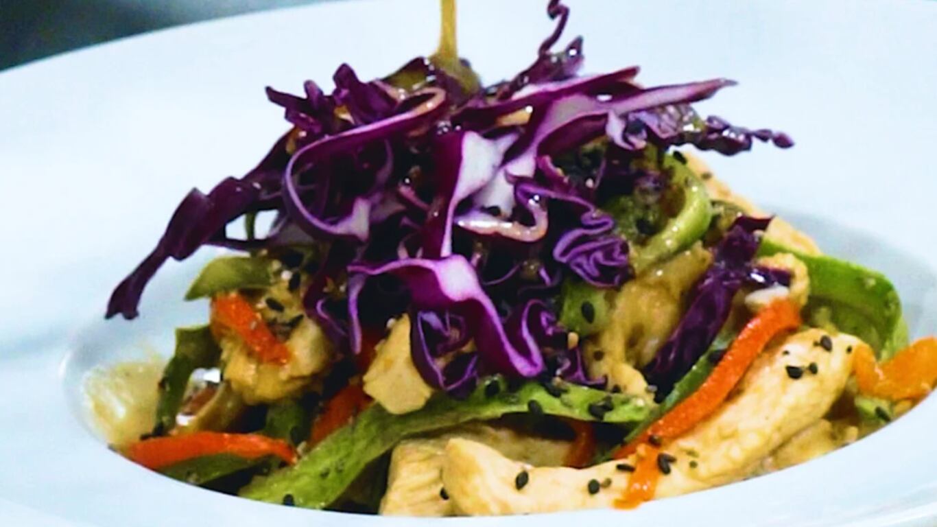 wok, pollo, vegetales