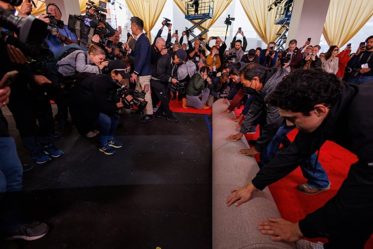 Workers roll out the red carpet along Hollywood Blvd as preparations continue for the 96th Academy Awards AwardsLos Angeles, California U.S., March 6, 2024.  REUTERS/Mike Blake