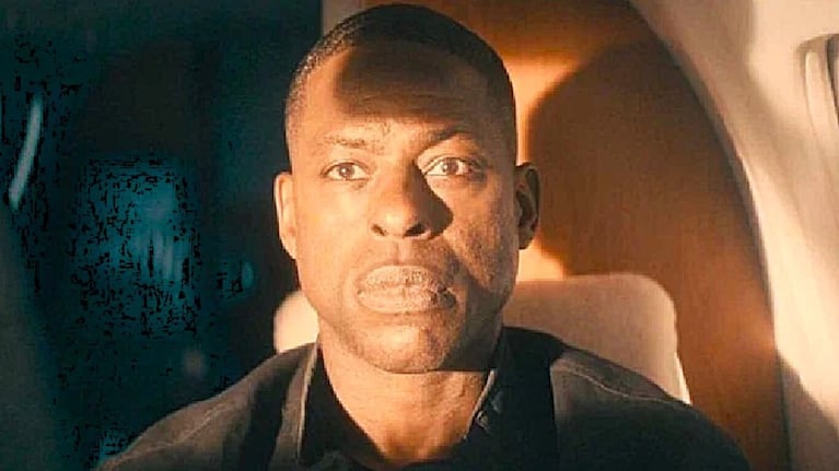 Xavier (Sterling K. Brown) busca a Teri y descubre la verdad del mundo exterior.