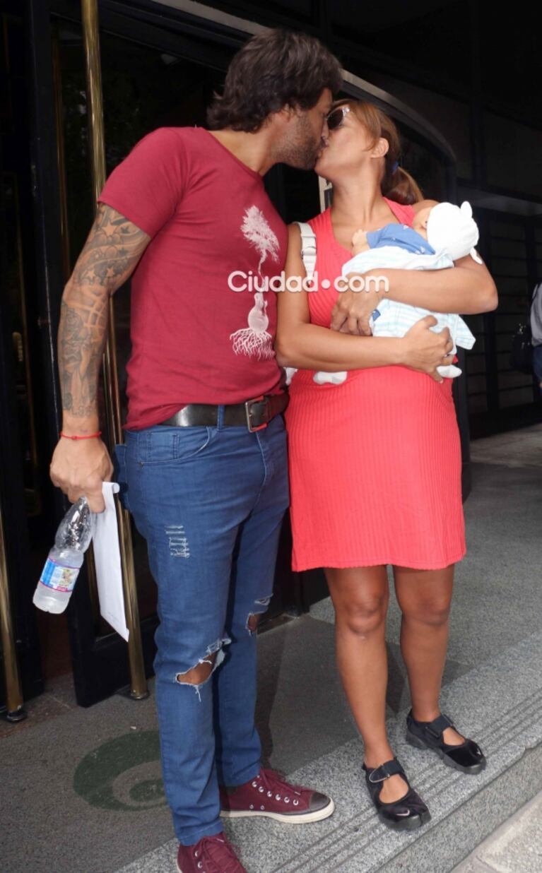 Ximena Capristo y Gustavo Conti presentaron a Félix, tras recibir el alta: "Fue un parto largo, pero yo quería un parto natural. ¡Es un bebé muy deseado!"