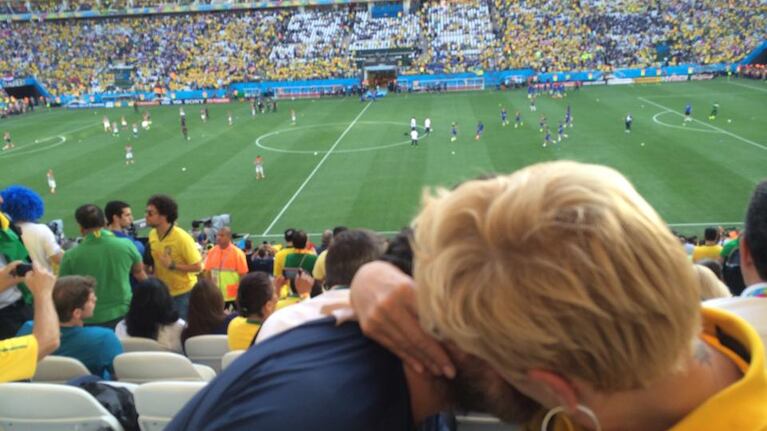 Xuxa y su novio “bancaron” a Brasil en el debut del Mundial. (Foto: Facebook)