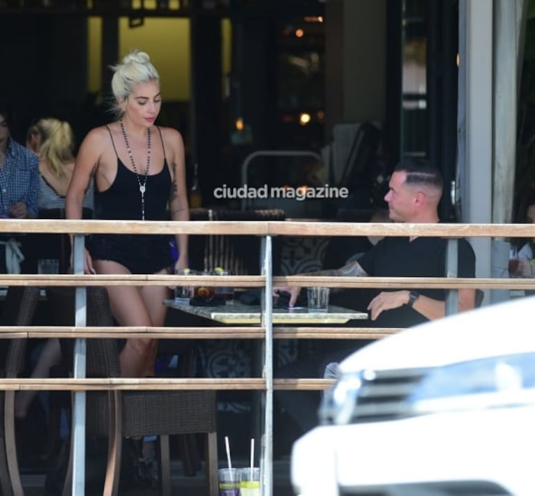 ¿Y Bradley Cooper? Lady Gaga fue captada infraganti a los besos con su ingeniero de sonido en un restaurante