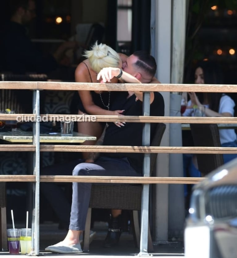¿Y Bradley Cooper? Lady Gaga fue captada infraganti a los besos con su ingeniero de sonido en un restaurante
