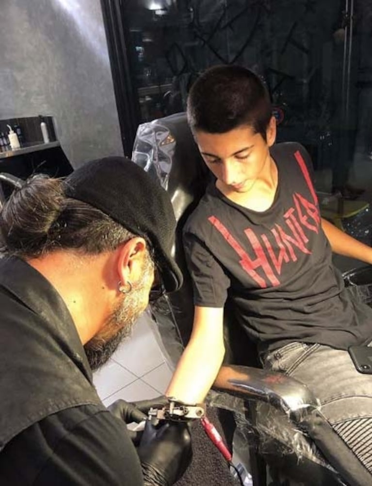 Yanina Latorre mostró con orgullo el primer tatuaje que se hizo su hijo... ¡dedicado a ella y a su abuela!