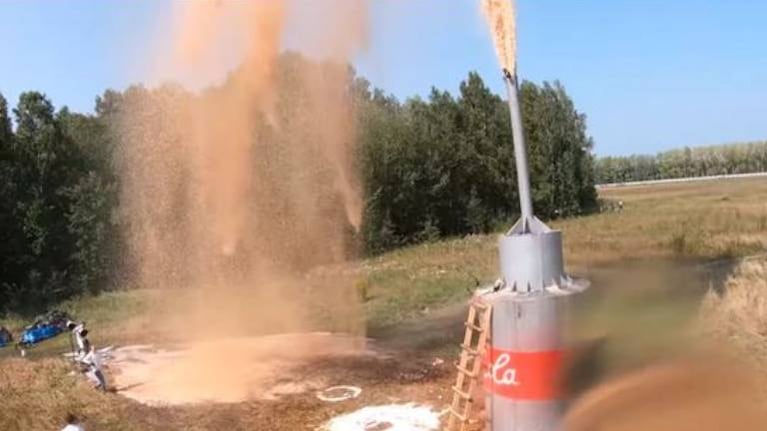 Youtuber provoca reacción volcánica con 10.000 litros de gaseosa y bicarbonato de sodio