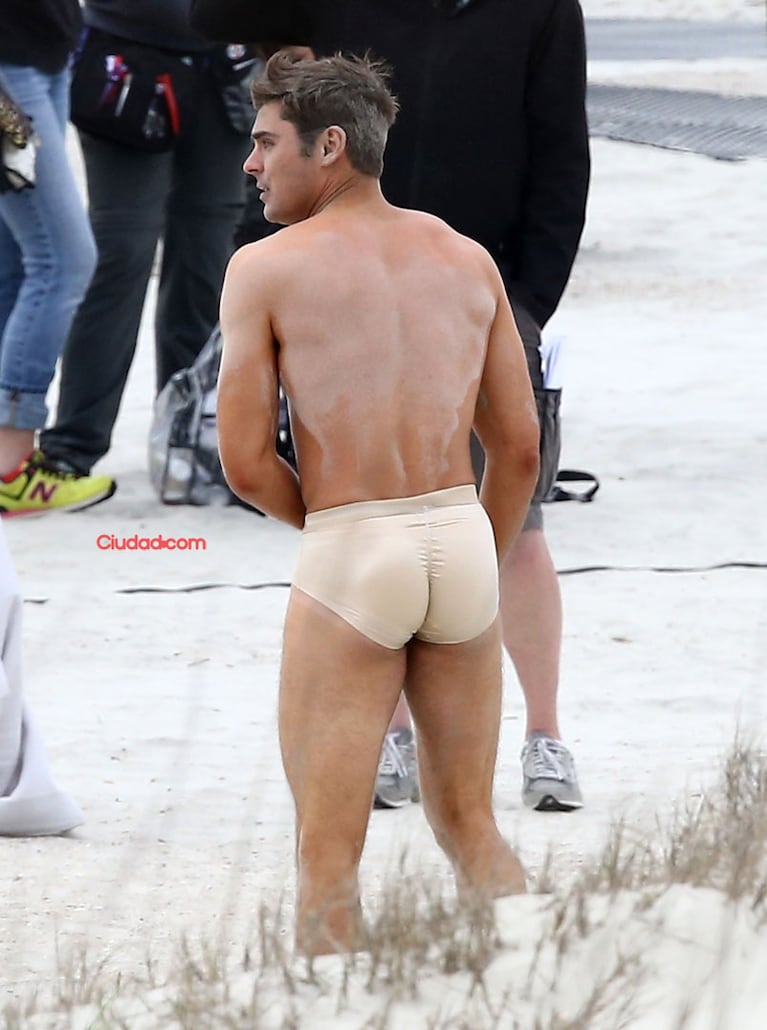 Zac Efron en ropa interior en pleno rodaje. (Foto: The Grosby Group)