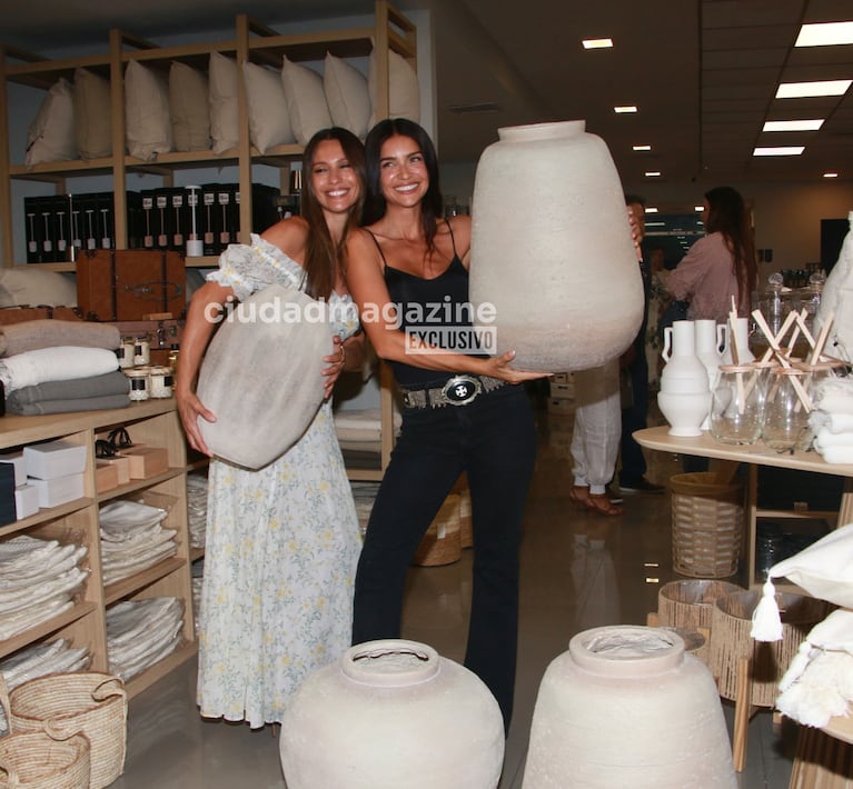 Zaira Nara acompañó a Pampita en su nuevo emprendimiento (Foto: Movilpress).