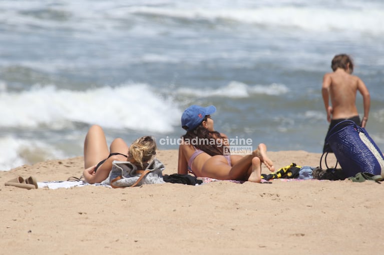 Zaira Nara con sus hijos y las nenas de Wanda Nara y Mauro Icardi en las playas de Punta del Este (Foto: RS Fotos).
