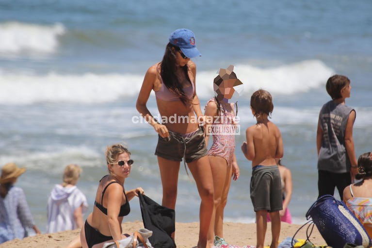 Zaira Nara con sus hijos y las nenas de Wanda Nara y Mauro Icardi en las playas de Punta del Este (Foto: RS Fotos).