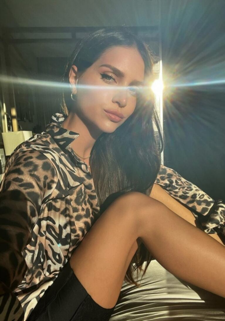 Zaira Nara deslumbró con un look animal print: camisay calzas estilo bikers