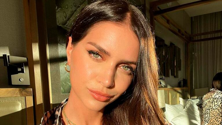 Zaira Nara deslumbró con un look animal print, que lució en una sesión de fotos al atardecer.