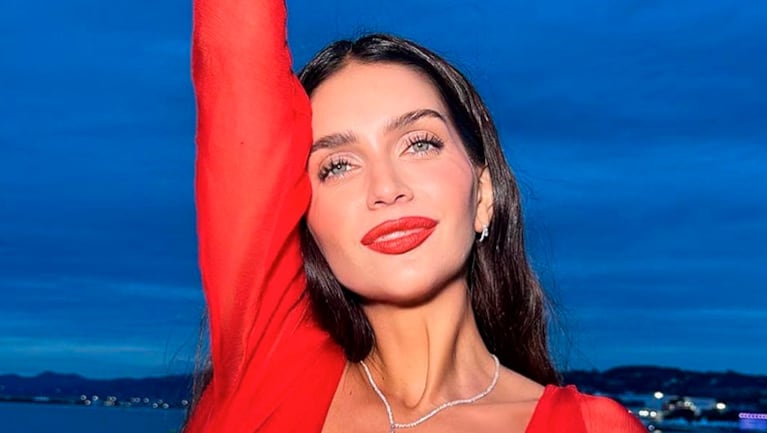 Zaira Nara deslumbró en Cannes con su look "total red".