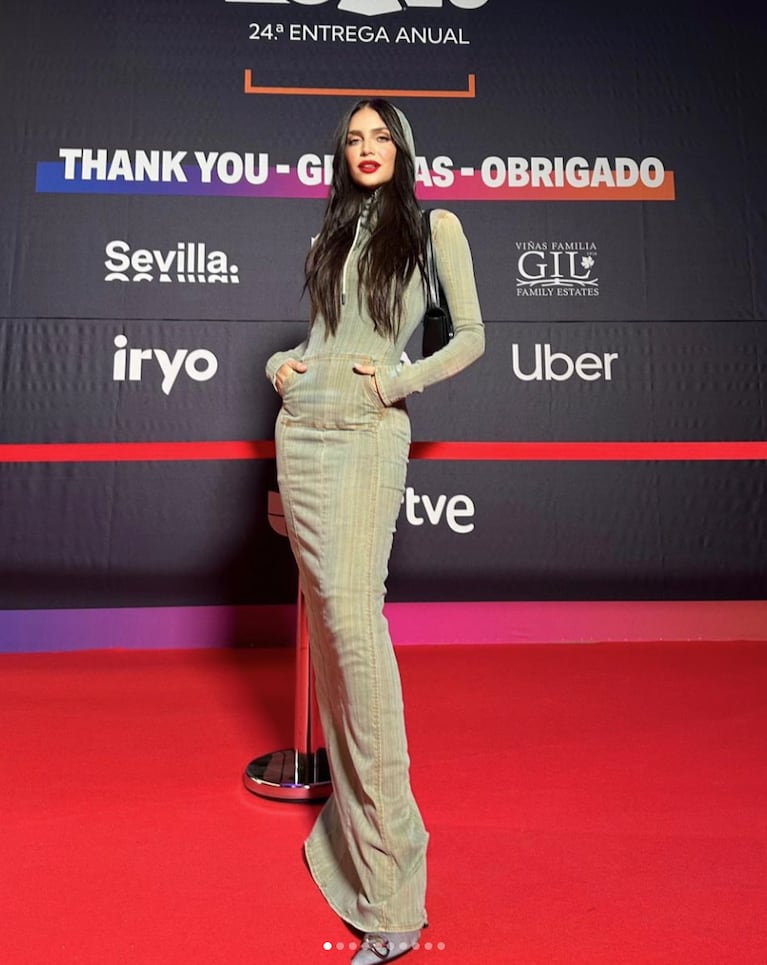 Zaira Nara eligió un look inspirado en los 2000 para los Latin Grammy 2023: vestido de jean con capucha