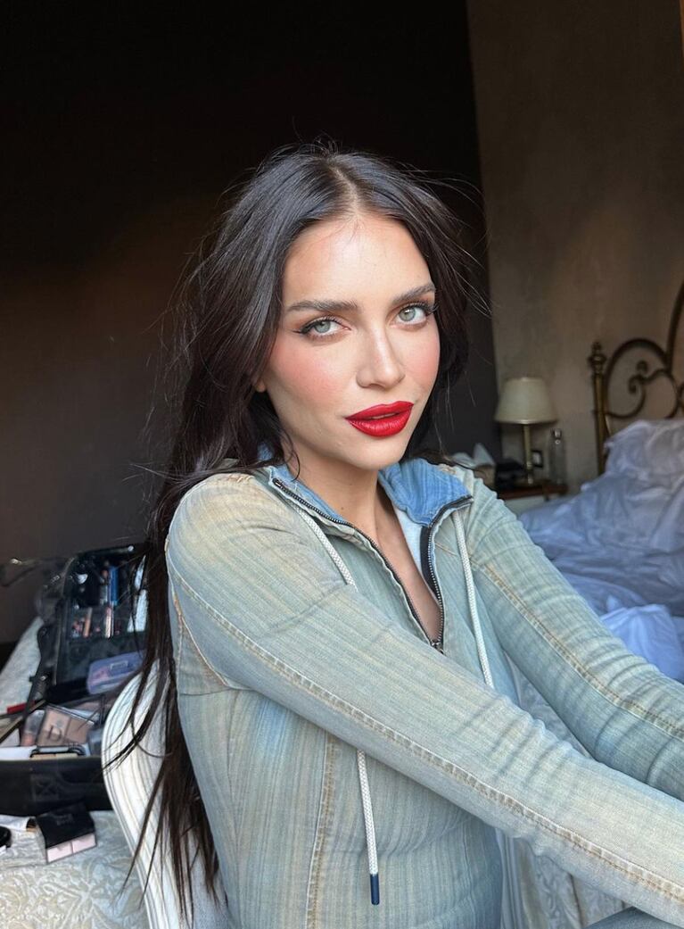 Zaira Nara eligió un look inspirado en los 2000 para los Latin Grammy 2023: vestido de jean con capucha