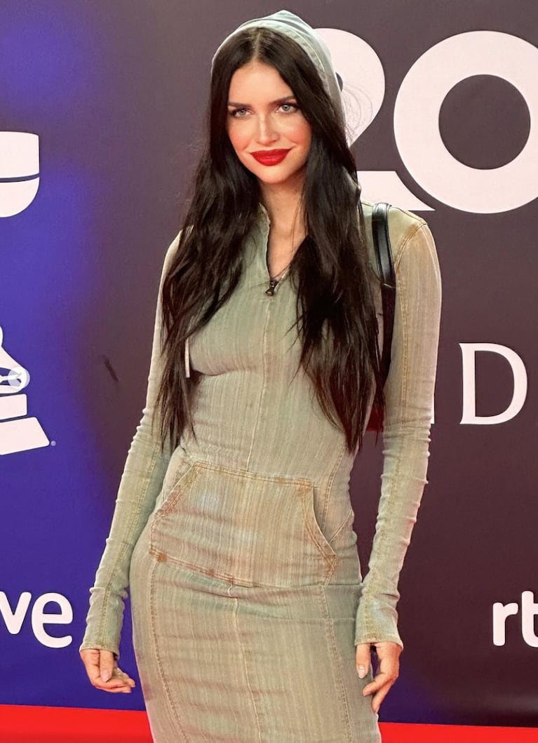 Zaira Nara eligió un look inspirado en los 2000 para los Latin Grammy 2023: vestido de jean con capucha