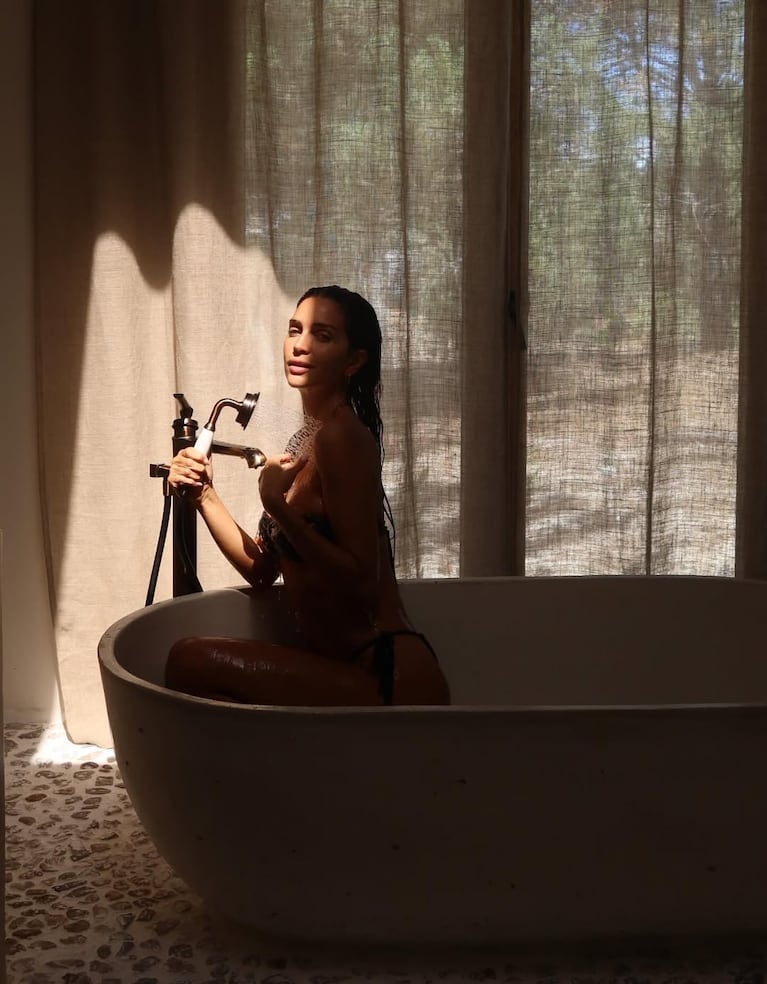 Zaira Nara en la bañera de su casa en José Ignacio. Foto: Instagram @zaira.nara