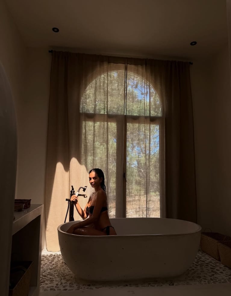 Zaira Nara en la bañera de su casa en José Ignacio. Foto: Instagram @zaira.nara