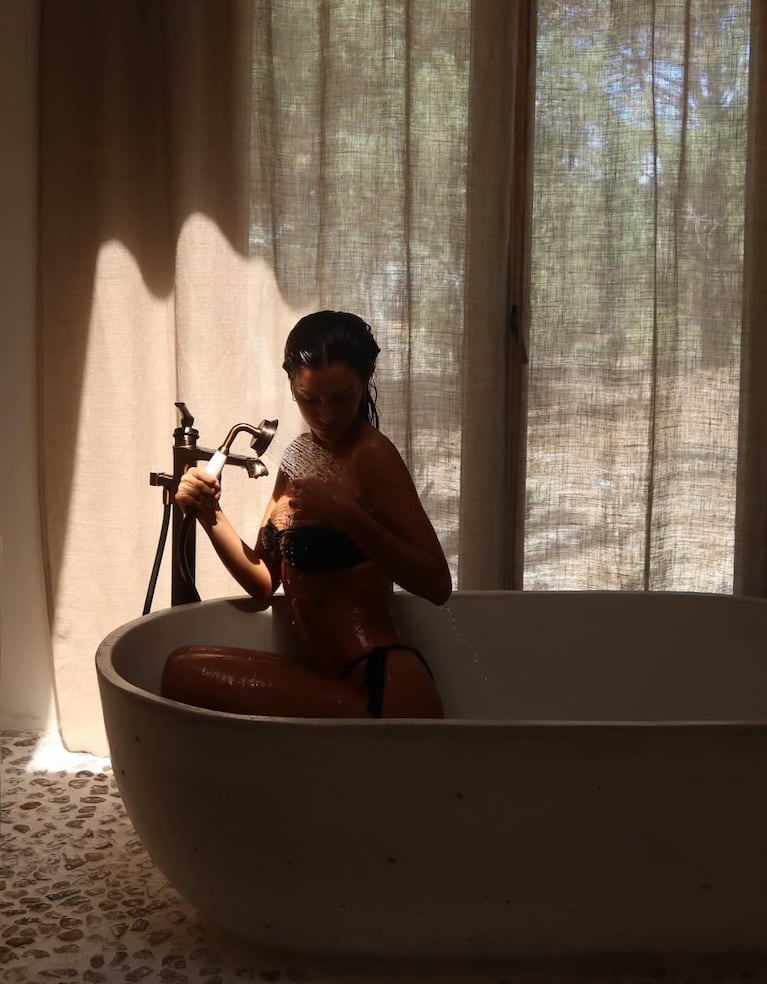 Zaira Nara en la bañera de su casa en José Ignacio. Foto: Instagram @zaira.nara