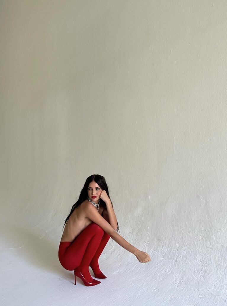 Zaira Nara hizo topless y compartió las fotos: “Preparada para la temporada de bocas rojas”