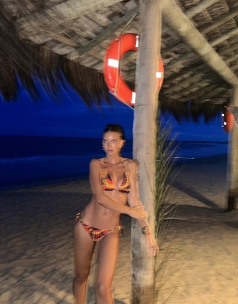 Zaira Nara marcó tendencia en Brasil con su microbikini batik: las fotos posando de noche a orillas del mar