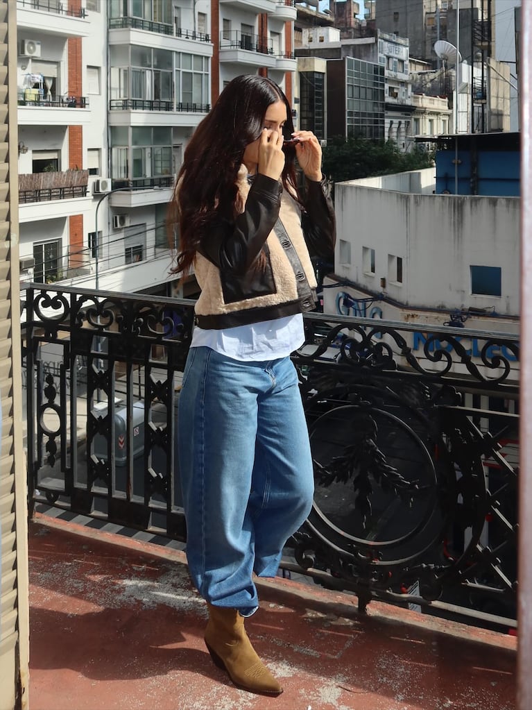 Zaira Nara posó con campera de corderito y jeans clásicos. Crédito: Instagram