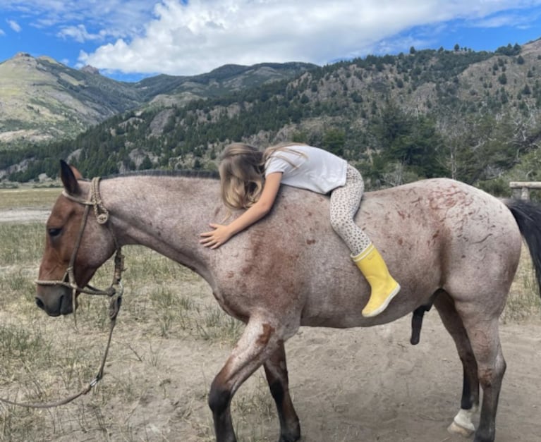 Zaira Nara se conmovió con los mimos de Malaika a su caballo