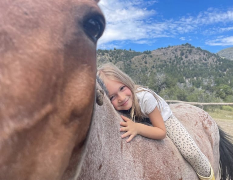 Zaira Nara se conmovió con los mimos de Malaika a su caballo