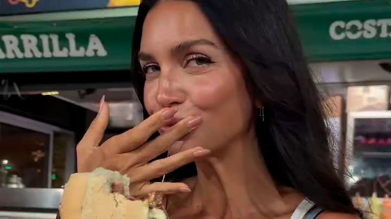 Zaira Nara se mostró comiendo un sandwich de bondiola a la madrugada en un carrito de la Costanera Norte.