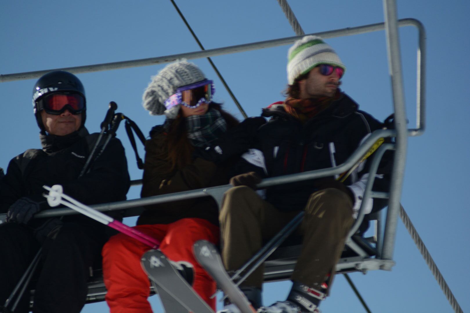 Zaira Nara y Jakob von Plessen, enamorados en el Cerro Catedral (Fotos: Prensa). 
