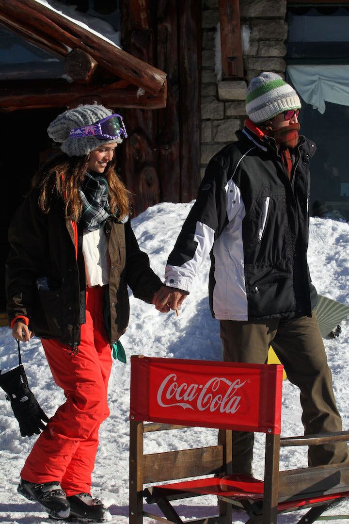 Zaira Nara y Jakob von Plessen, enamorados en el Cerro Catedral (Fotos: Prensa). 