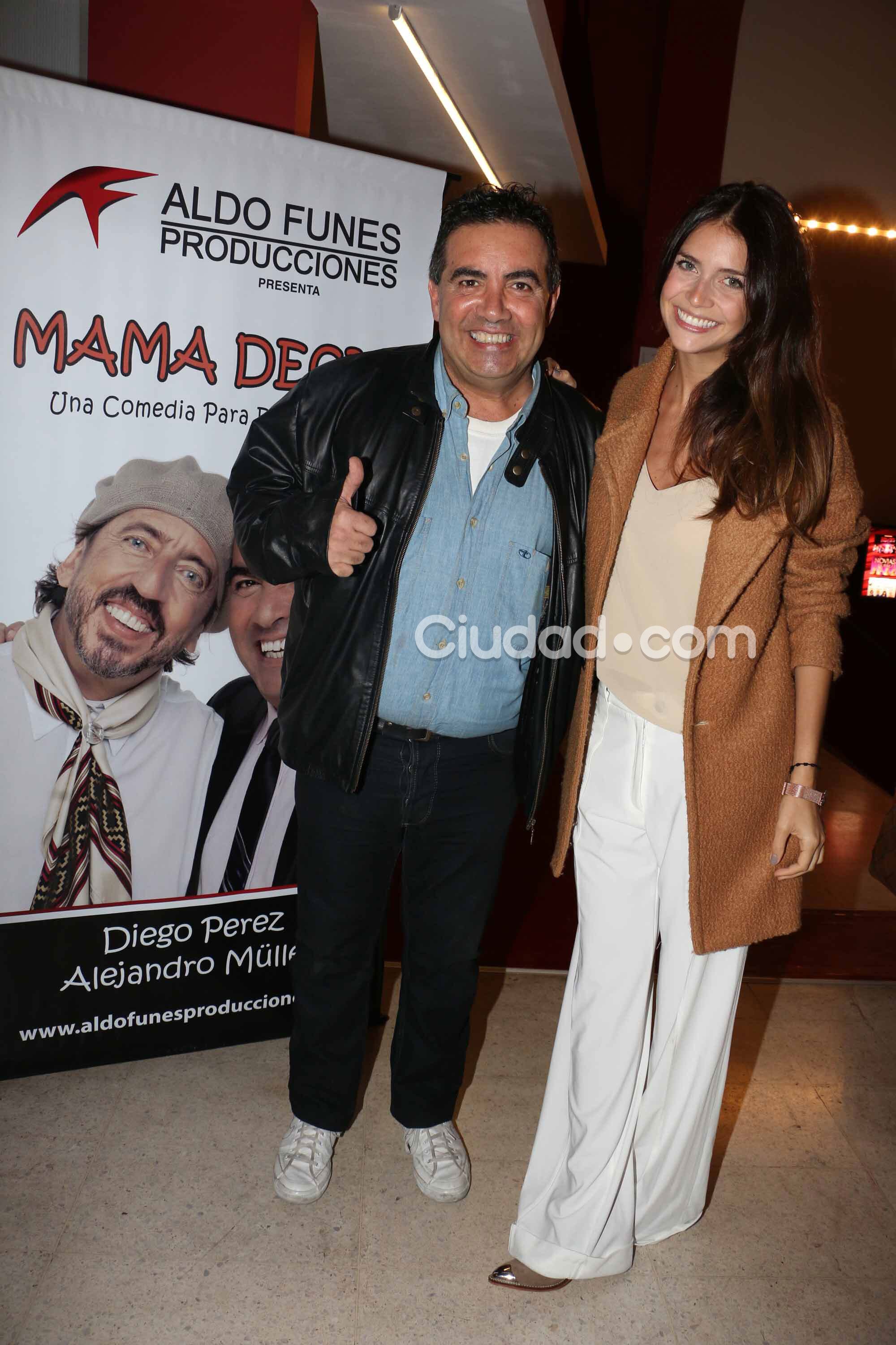 Zaira Nara y Jakob Von Plessen, enamorados en el teatro (Fotos: Movilpress). 