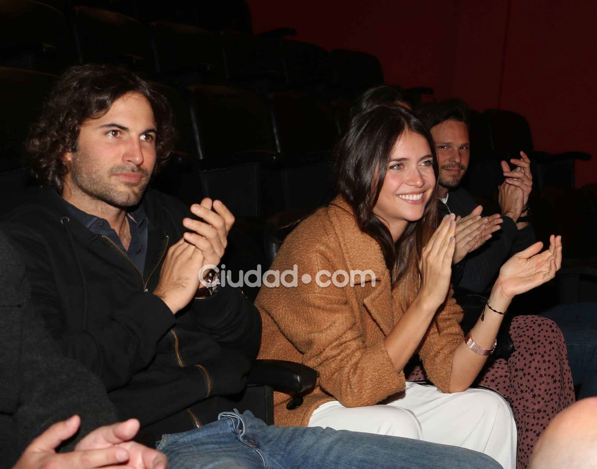 Zaira Nara y Jakob Von Plessen, enamorados en el teatro (Fotos: Movilpress). 