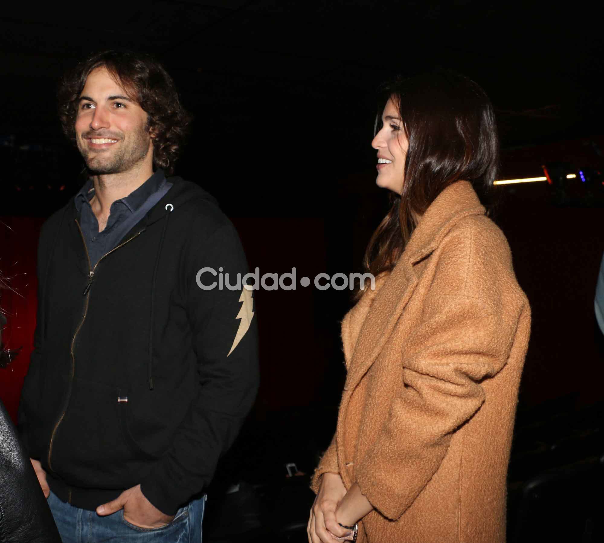 Zaira Nara y Jakob Von Plessen, enamorados en el teatro (Fotos: Movilpress). 