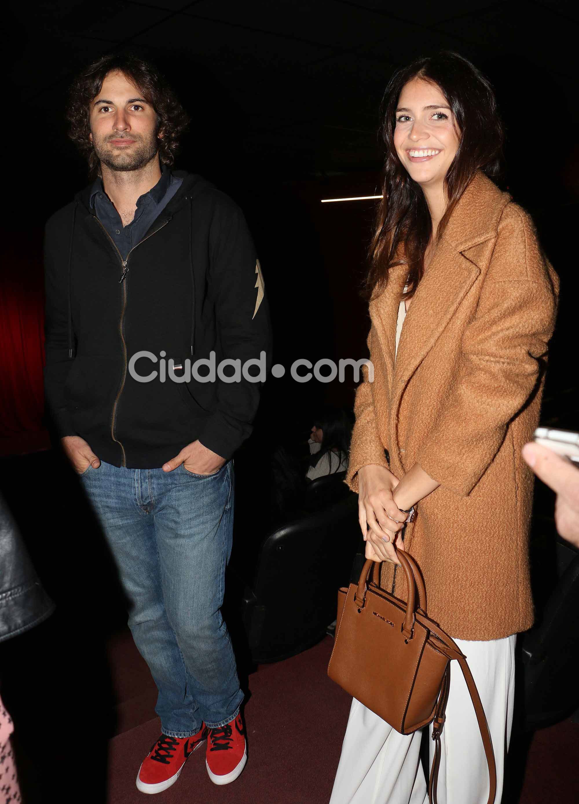 Zaira Nara y Jakob Von Plessen, enamorados en el teatro (Fotos: Movilpress). 