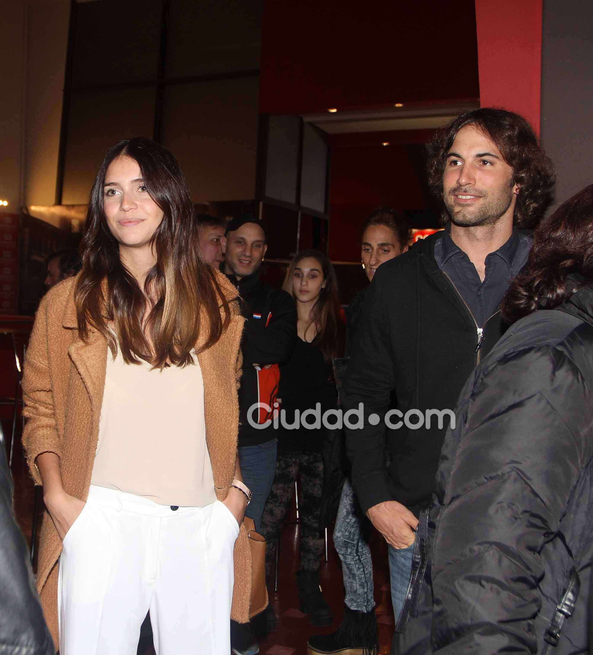 Zaira Nara y Jakob Von Plessen, enamorados en el teatro (Fotos: Movilpress). 