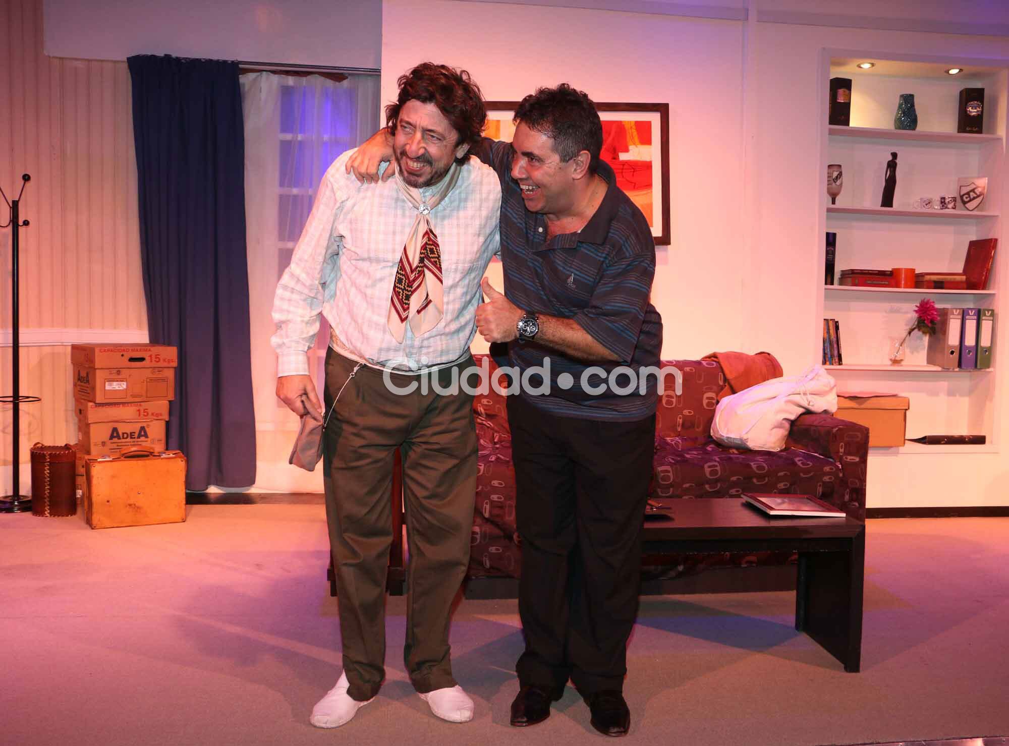 Zaira Nara y Jakob Von Plessen, enamorados en el teatro (Fotos: Movilpress). 