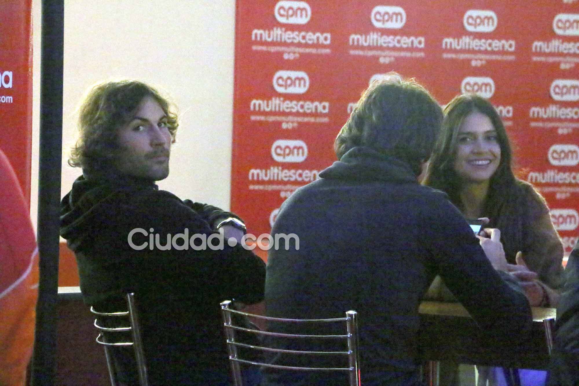 Zaira Nara y Jakob Von Plessen, enamorados en el teatro (Fotos: Movilpress). 