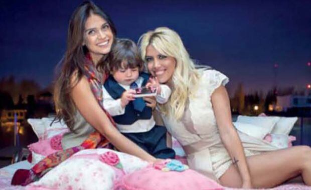 Zaira y Wanda Nara con el homenajeado. (Foto: revista Caras)