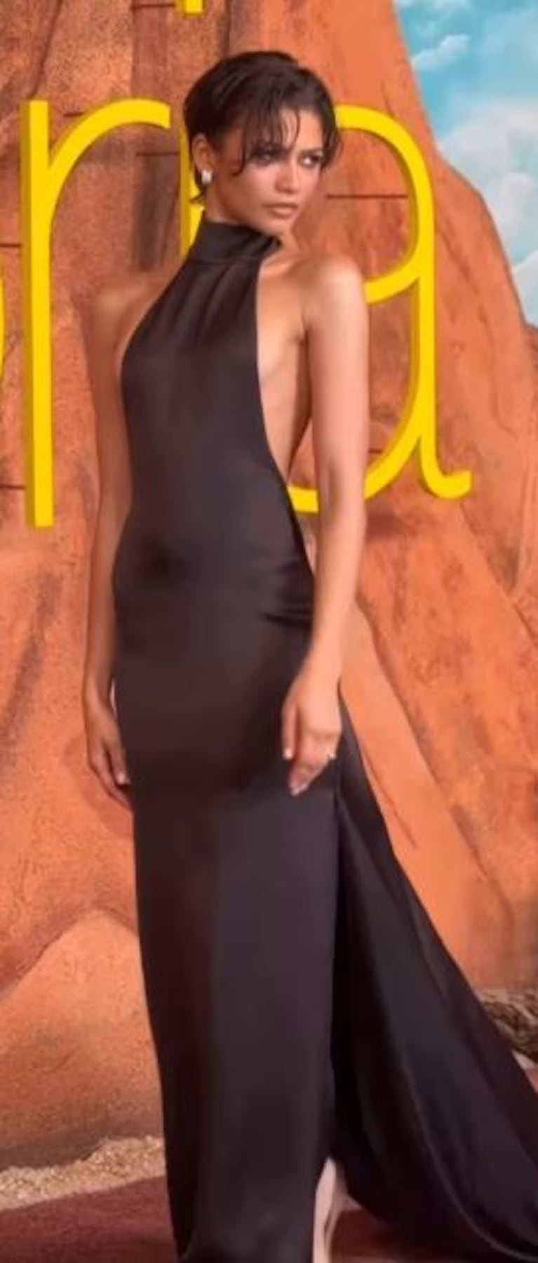 Zendaya en el estreno de la temporada 3 de Euphoria con un diseño de la firma Ashi Studio Spring/Summer 2026 Couture (Foto: captura de video de Instagram/@jen_but).