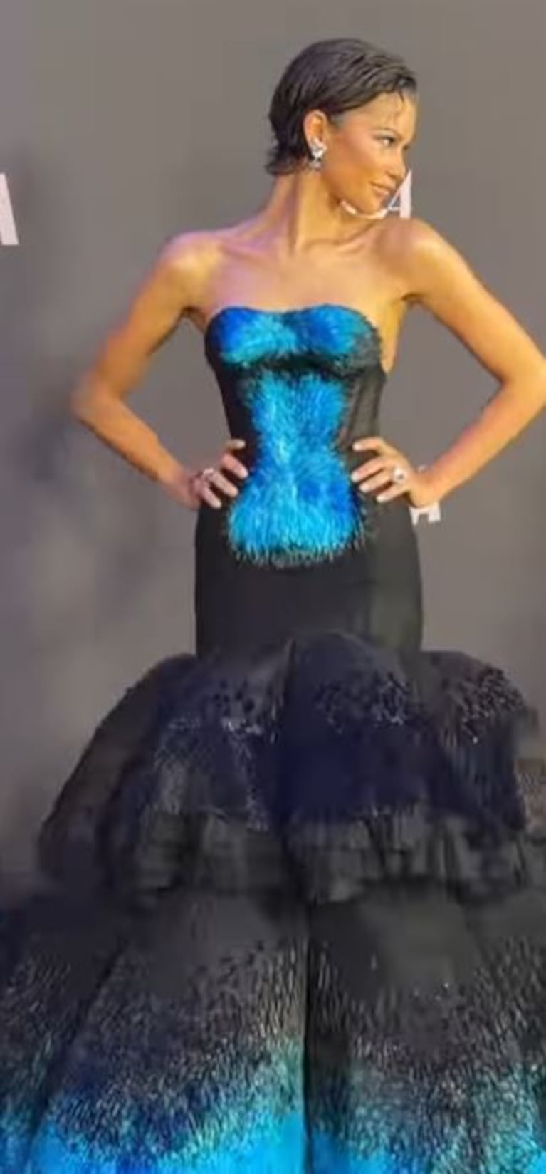 Zendaya en el estreno final de The Drama en Nueva York,  con un impresionante vestido de alta costura de Schiaparelli de la colección primavera 2026 (Foto: captura de video de Instagram/@elleusa).