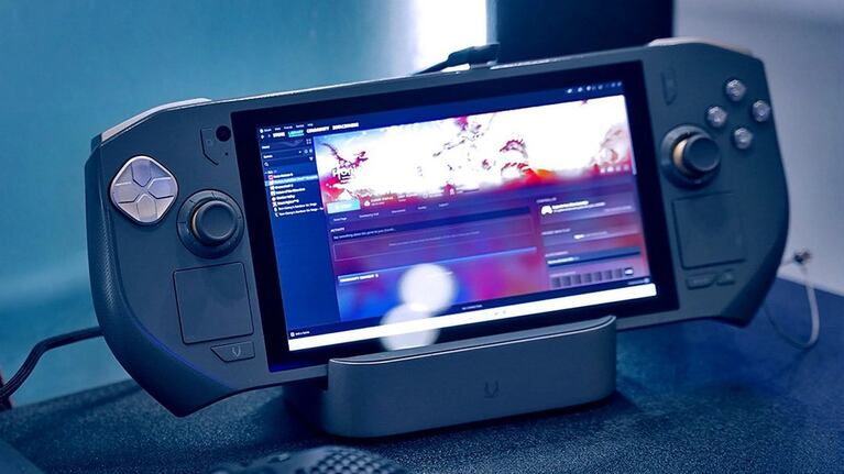 Zotac ha lanzado su primera consola portátil, la Zotac Gaming Zone, con pantalla AMOLED de 7 pulgadas y procesador AMD Ryzen 7 8840U.
