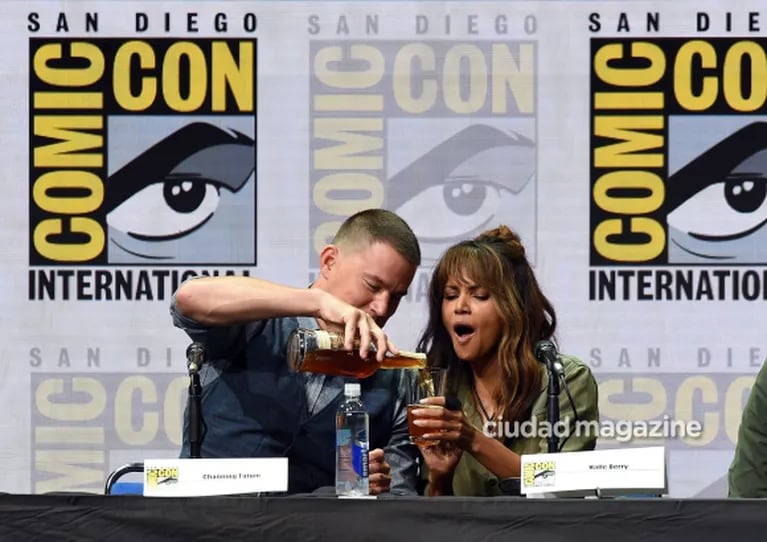 Halle Berry se tomó un gran vaso de whisky de un solo trago en el evento Comic Con  