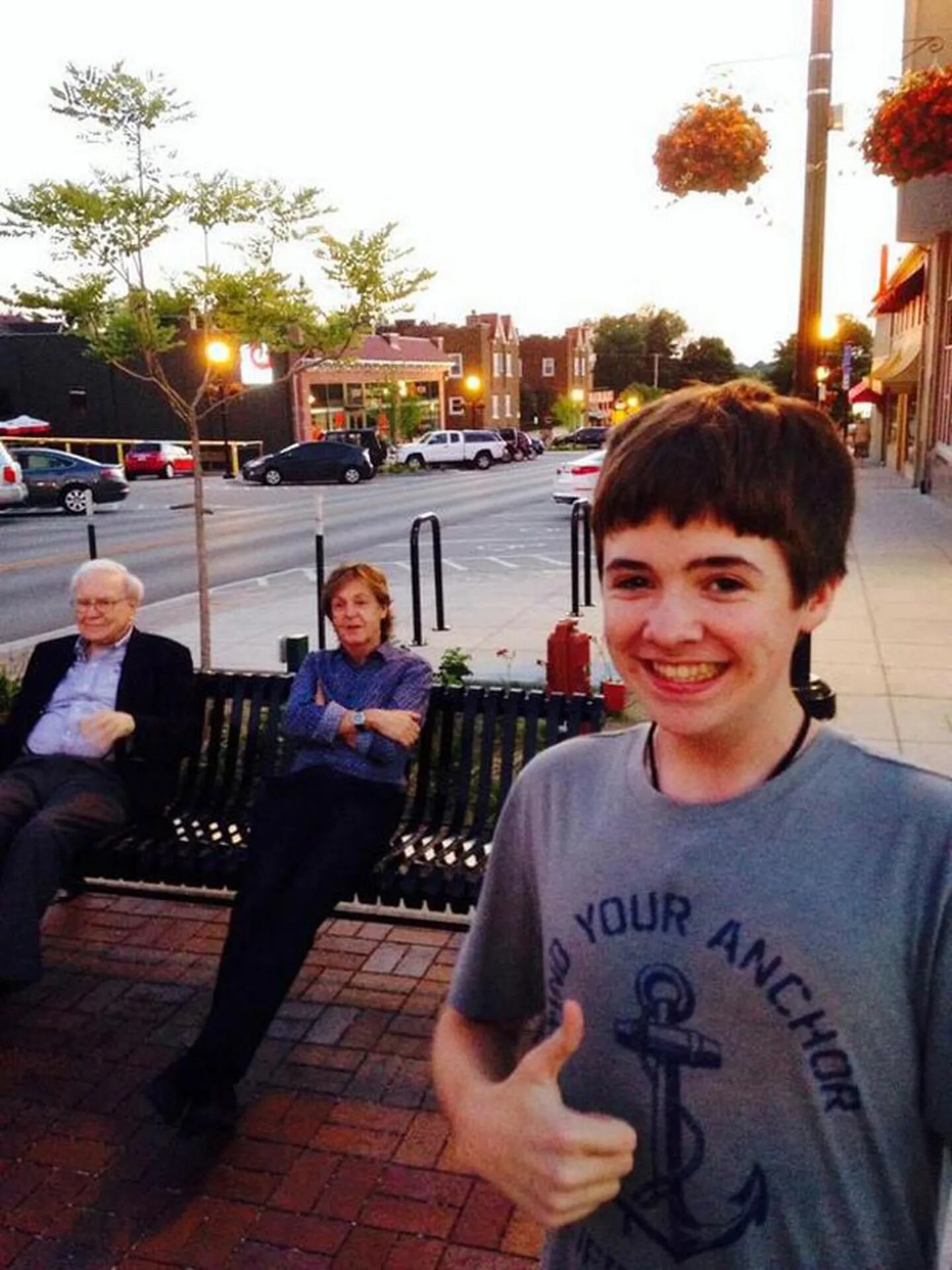 La selfie de Tom White con Paul McCartney y Warren Buffet. (Foto: Instagram)