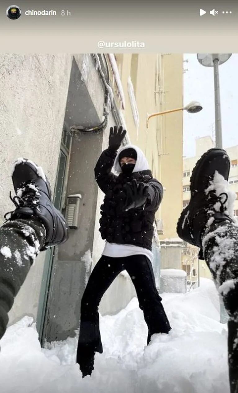 Las divertidas imágenes de Chino Darín y Úrsula Corberó en la histórica nevada en Madrid: "Ojalá esto no sea el fin del mundo"