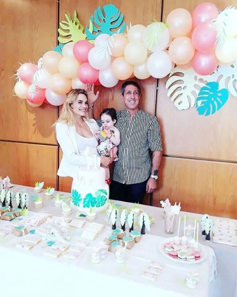 El festejo del primer cumpleaños de la hija de Emilia Attias y el Turco Naim: ambientación hawaiana ¡y blooper con la piñata! 