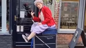 Un par de señoras mayores subidas a carritos de la compra llaman la atención en una calle de Inglaterra