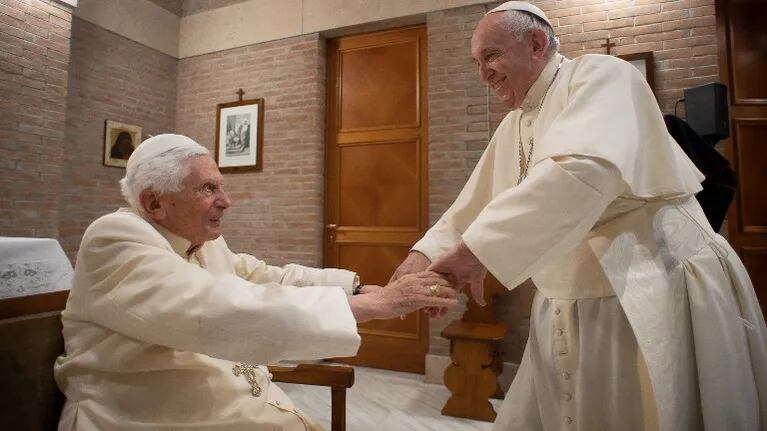 Papa Francisco y papa emérito Benedicto XVI fueron vacunados contra covid-19. Foto: AFP.