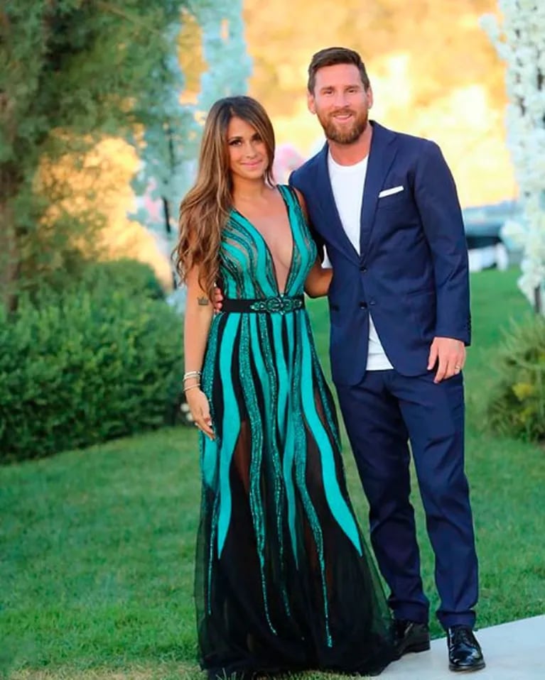 Lionel Messi y Antonela Roccuzzo, elegantes y enamorados en el casamiento de Cesc Fábregas y Daniella Semaan