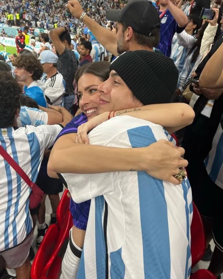Las imágenes de China Suárez y Rusherking alentando eufóricos y enamorados a Argentina en el Mundial de Qatar 2022